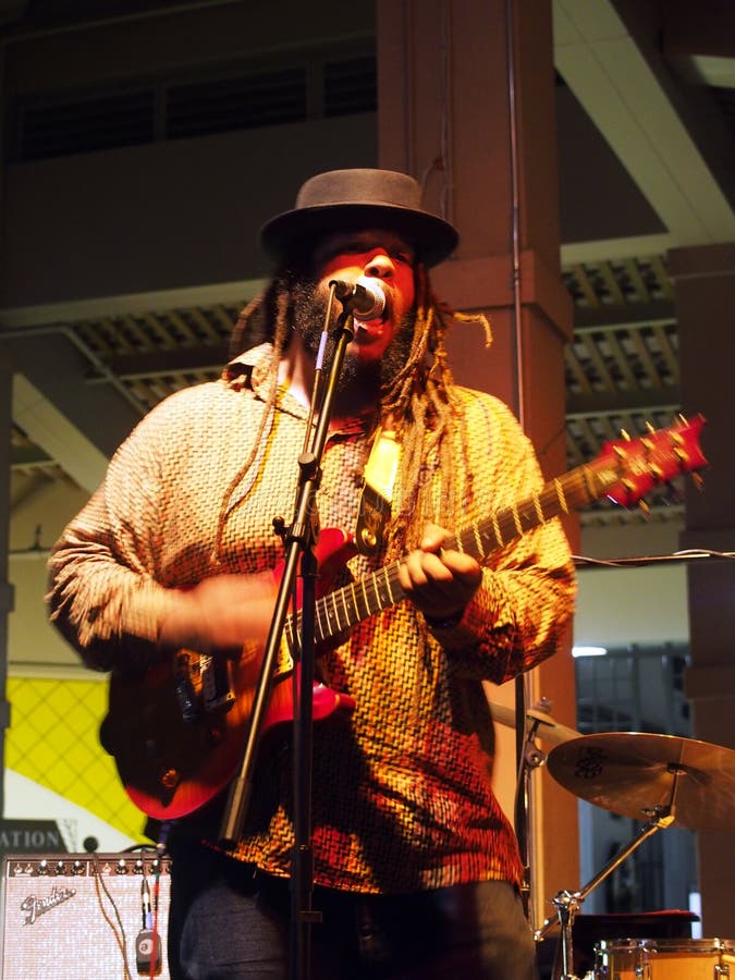 Banda De Orientação Cantando E Emperrando No Palco Em Mai Tai Bar Foto de  Stock Editorial - Imagem de partido, desempenho: 192236193