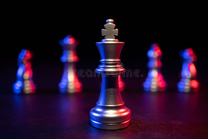 Golden chess king em pé para estar perto de outro xadrez o conceito de um  líder deve ter coragem