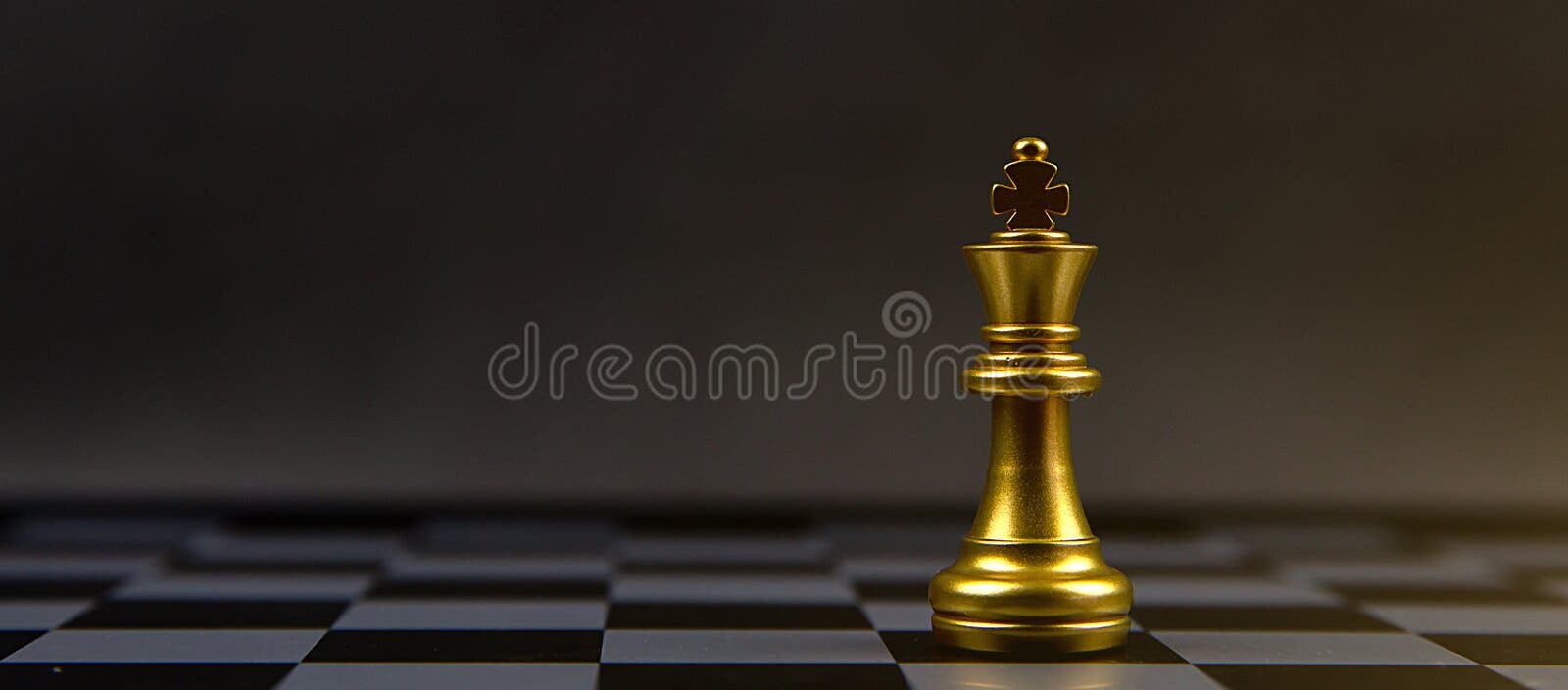Mão usando um xadrez rei cor ouro é matar um xadrez rei cor prata.