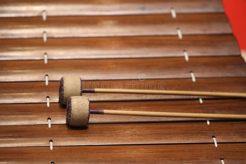 O xilofone é um instrumento musical na família da percussão que consiste em barras de madeira fotografia de stock royalty free O xilofone é um instrumento musical na família da percussão que consiste em barras de madeira fotografia de stock royalty free