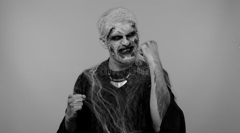 Close Rosto Homem Zumbi Com Maquiagem Com Feridas Falsas Cicatrizes —  Fotografias de Stock © efurorstudio #588405096