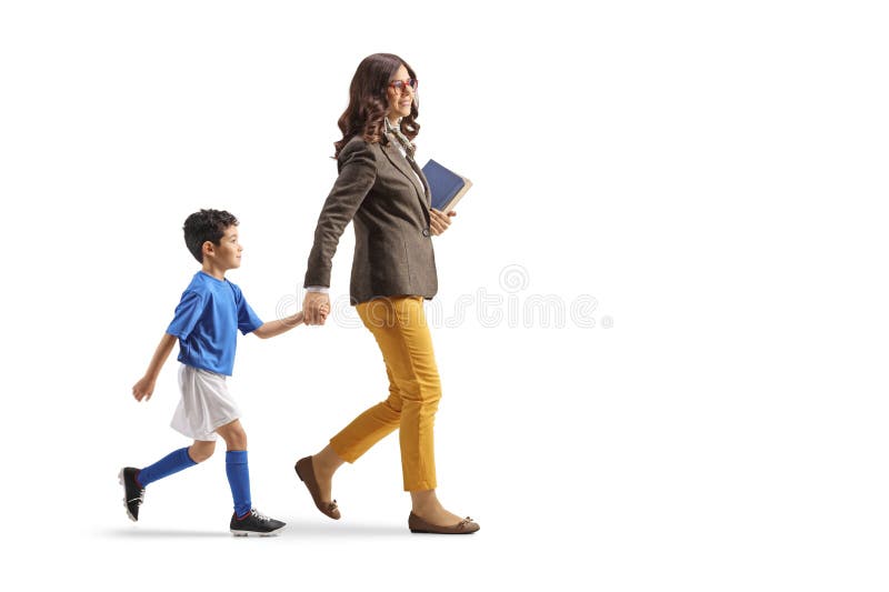 O împușcătură pe lungime a unei mame care își duce fiul la un antrenament de fotbal royalty free stock image