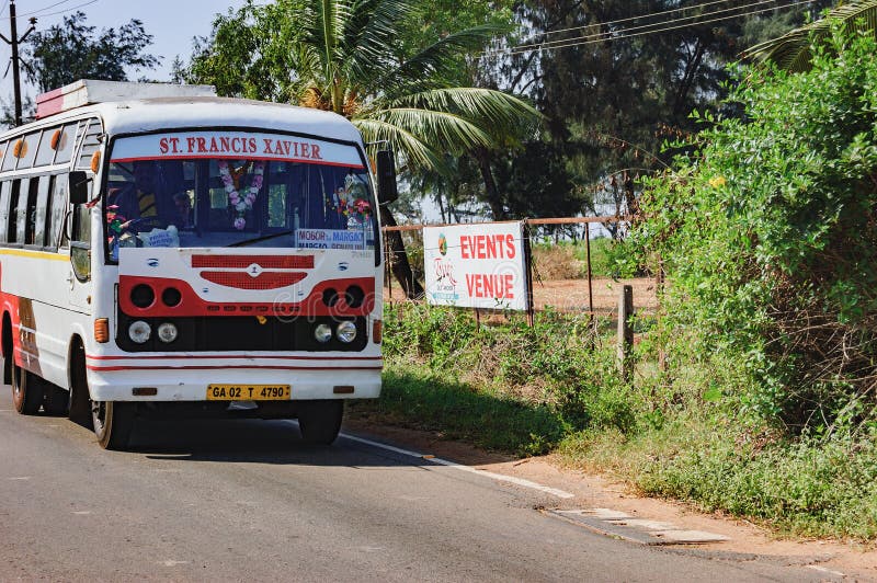 O ônibus vai ao longo da estrada principal de Goa sul, Índia imagens de stock O ônibus vai ao longo da estrada principal de Goa sul, Índia imagens de stock