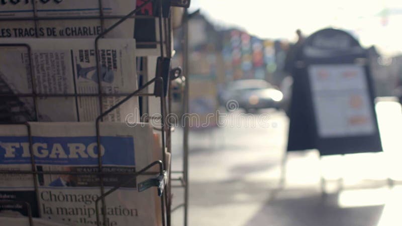 Oameni care vin la magazin de ziare pentru a cumpăra presă proaspătă de dimineață cu cele mai recente știri stock footage