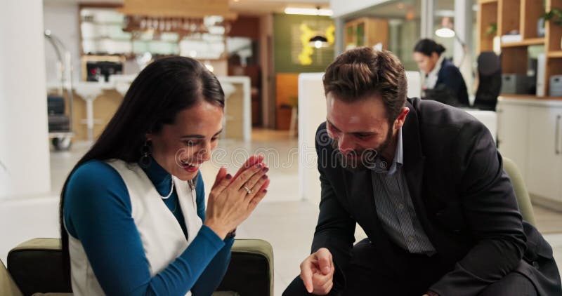 Oameni de afaceri și întâlnire cu high five la hotel pentru o veste bună, succes și colaborare. Tabletă pentru personal și stock video