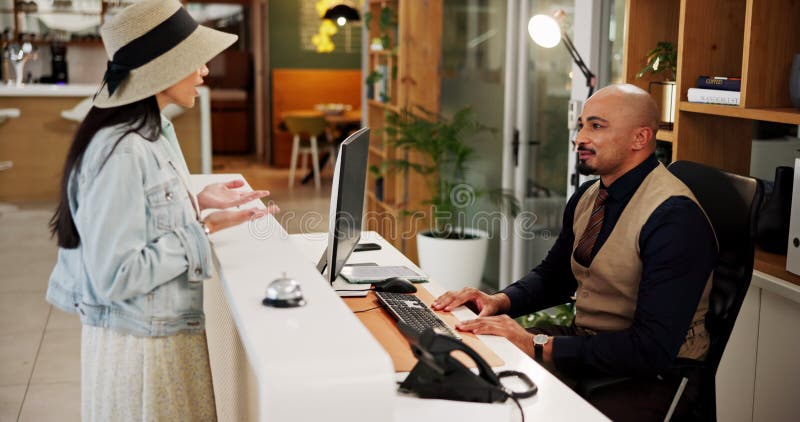 Oameni de hotel și stres la recepție cu greșeala servicii slabe sau cazare eșec. Bărbat femeie și lupta cu stock footage