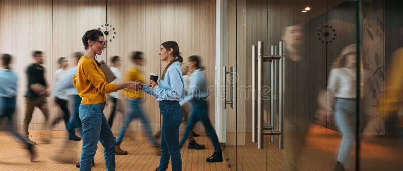 Oameni la albastru mișcare. conceptul de muncă la acțiune. grup de colegi în spațiu deschis. imagine largă royalty free stock photo