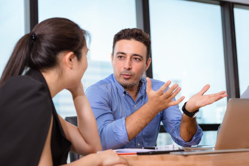 Oamenii de afaceri se întâlnesc discutând despre proiectul lor și rezolvarea problemelor în sala de conferințe managerul profesion royalty free stock image