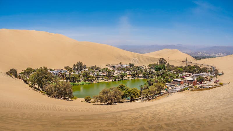 Oas av Huacachina n?ra Ica-stad i Peru royaltyfria bilder Oas av Huacachina n?ra Ica-stad i Peru royaltyfria bilder