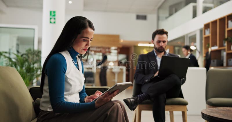 Oaspete de hotel și femeie cu lobby tabletă sau navigarea pe site-ul web pentru comunicare prin e-mail sau online. Client digital stock footage