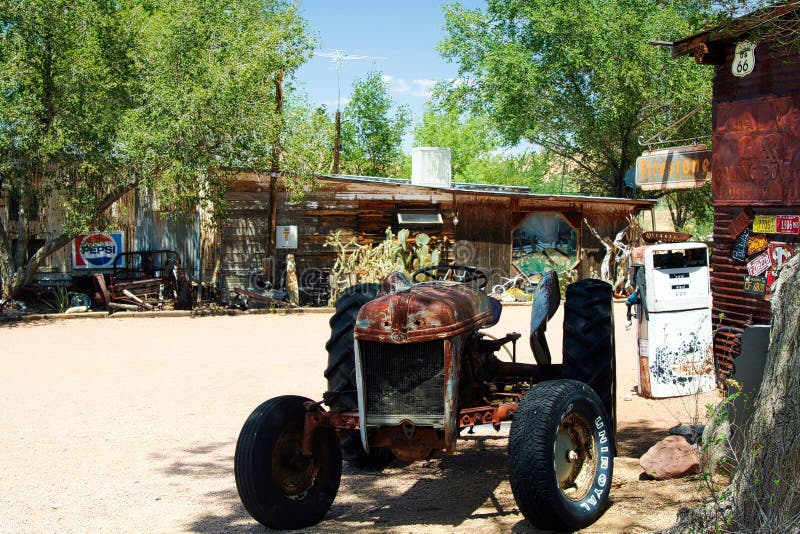 OATMAN ARIZONA, ETATS-UNIS - 7 AOÛT 2009 : Vieux tracteur d'isolement rouillé à la ferme abandonnée dans la campagne images libres de droits OATMAN ARIZONA, ETATS-UNIS - 7 AOÛT 2009 : Vieux tracteur d'isolement rouillé à la ferme abandonnée dans la campagne images libres de droits