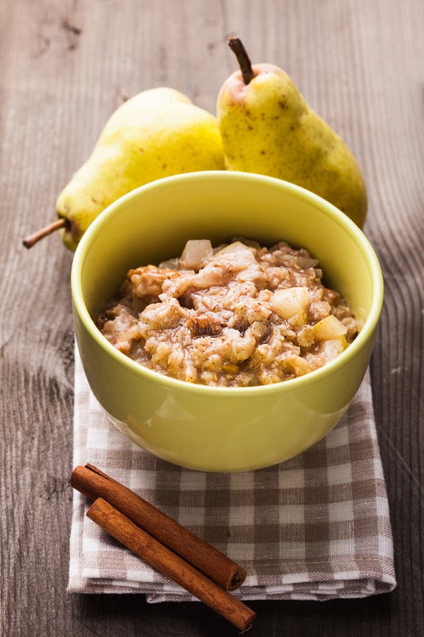 Овсяная каша с грушей и корицей