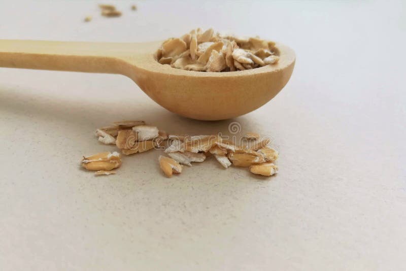Oatmeal i en tr?sked royaltyfria foton Oatmeal i en tr?sked royaltyfria foton