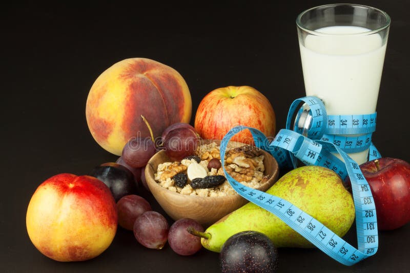 Oatmeal, owoc i szkło mleko, diety jedzenie Odżywczy jedzenie dla atlet dieta zdrowa tradycyjne śniadanie