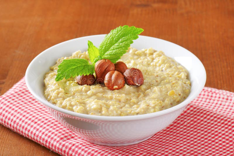 Oatmeal porridge with hazelnuts