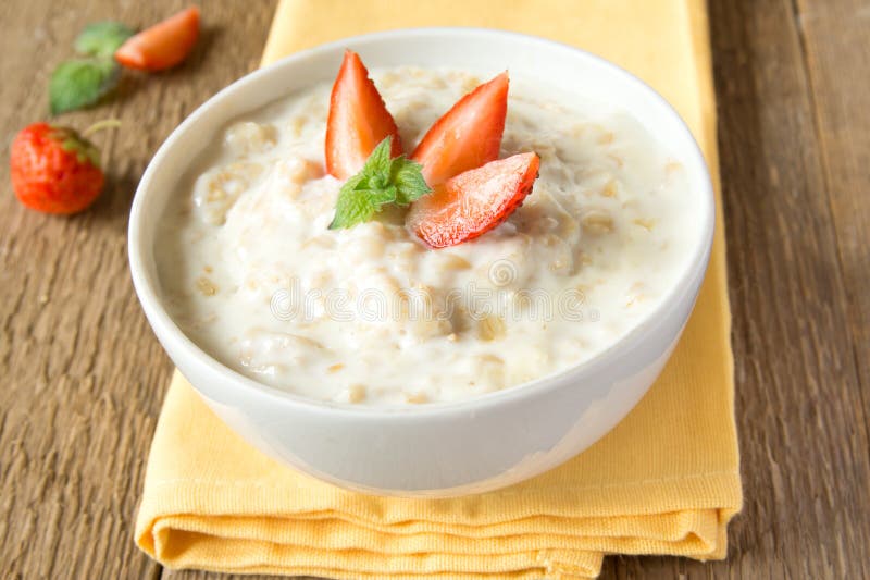 Oatmeal porrige z jagodami obrazy royalty free Oatmeal porrige z jagodami obrazy royalty free