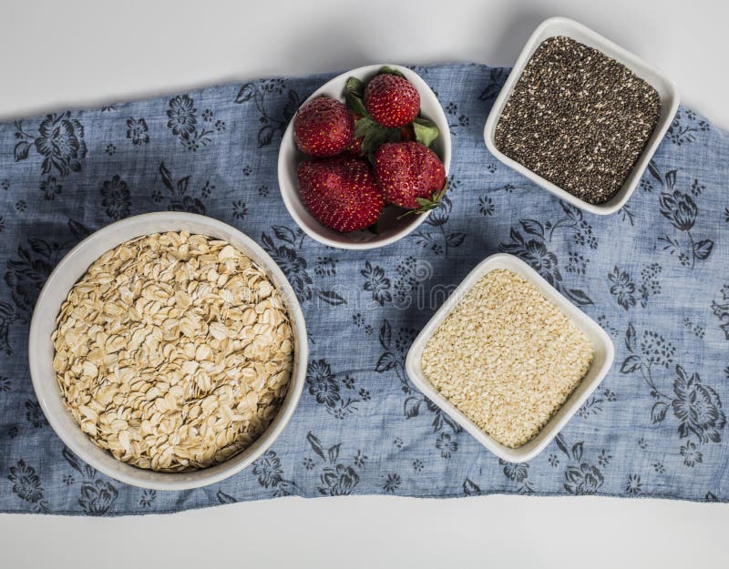 Oatmeal, truskawki i Chia ziarna, obrazy royalty free Oatmeal, truskawki i Chia ziarna, obrazy royalty free
