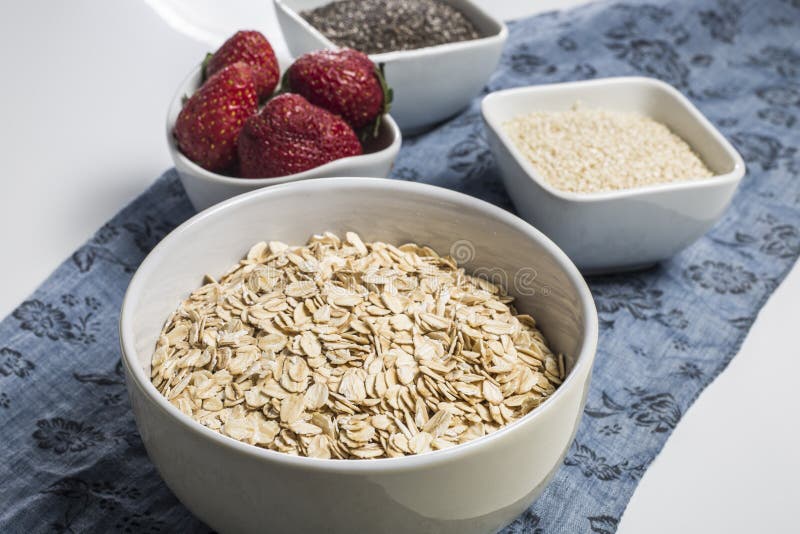 Oatmeal, truskawki i Chia ziarna, zdjęcia royalty free Oatmeal, truskawki i Chia ziarna, zdjęcia royalty free