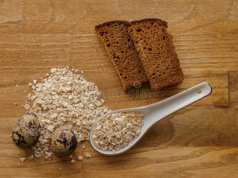 Oatmeal και αυγά και ξύλινη σύσταση ψωμιού στοκ εικόνες με δικαίωμα ελεύθερης χρήσης