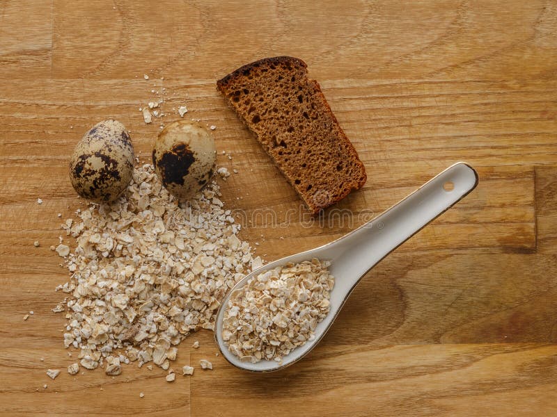 Oatmeal και αυγά και ξύλινη σύσταση ψωμιού στοκ εικόνα