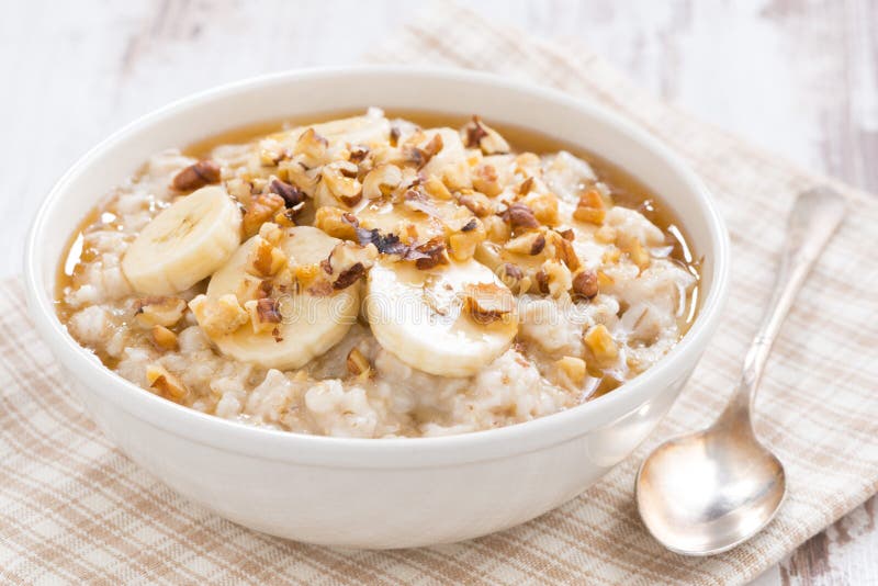Oatmeal με την μπανάνα, το μέλι και τα ξύλα καρυδιάς στο κύπελλο στοκ φωτογραφία με δικαίωμα ελεύθερης χρήσης