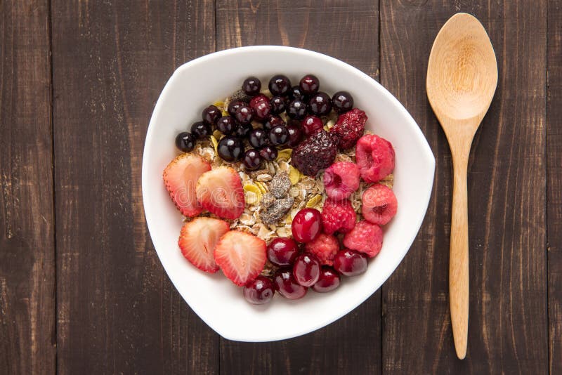 Oatmeal στο κύπελλο που ολοκληρώνεται με τα φρέσκα βακκίνια, τα βακκίνια, stra στοκ φωτογραφία με δικαίωμα ελεύθερης χρήσης Oatmeal στο κύπελλο που ολοκληρώνεται με τα φρέσκα βακκίνια, τα βακκίνια, stra στοκ φωτογραφία με δικαίωμα ελεύθερης χρήσης