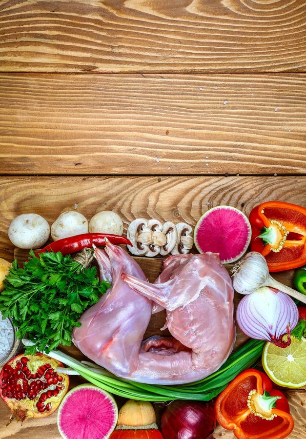 Oavbrutet tjata kött med grönsaker och champinjoner ett festligt mål näringsrikt begreppsmatgourmet Top beskådar ställe för verti royaltyfri foto Oavbrutet tjata kött med grönsaker och champinjoner ett festligt mål näringsrikt begreppsmatgourmet Top beskådar ställe för verti royaltyfri foto
