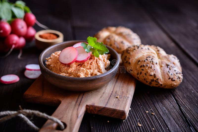 Obatzda - extensión tradicional del Bavarian hecha del queso, de la mantequilla, de la cebolla, del polvo de la paprika y de la c imagen de archivo libre de regalías Obatzda - extensión tradicional del Bavarian hecha del queso, de la mantequilla, de la cebolla, del polvo de la paprika y de la c imagen de archivo libre de regalías