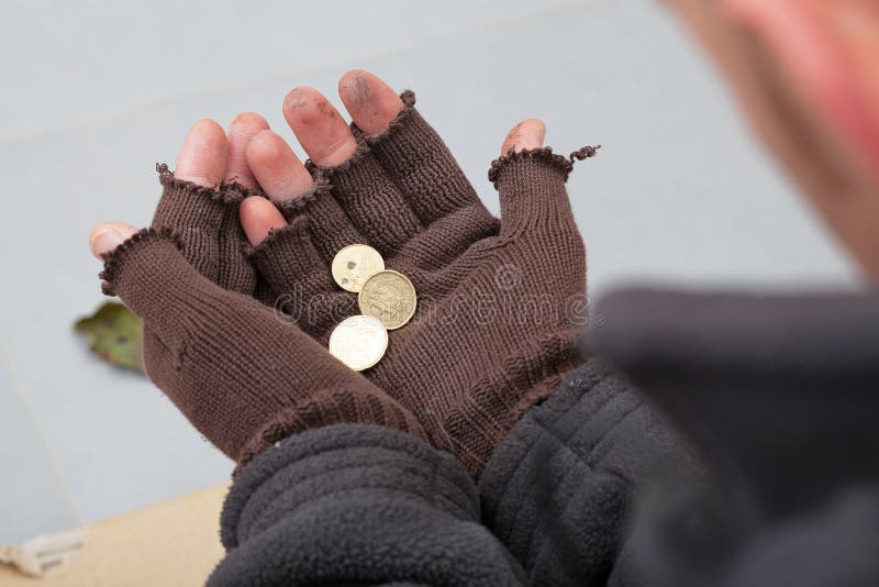 Obdachloser, der die Almosen hält lizenzfreies stockbild Obdachloser, der die Almosen hält lizenzfreies stockbild