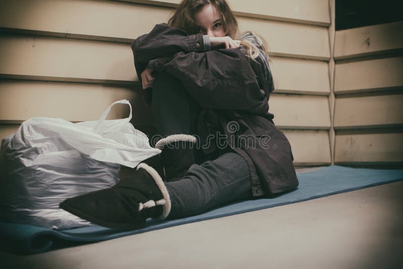 Obdachloser nehmender Schutz des jungen jugendlich lizenzfreies stockbild Obdachloser nehmender Schutz des jungen jugendlich lizenzfreies stockbild