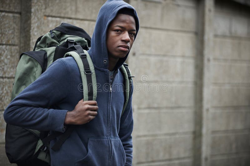 Obdachloser Teenager auf Straßen mit Rucksack lizenzfreies stockfoto Obdachloser Teenager auf Straßen mit Rucksack lizenzfreies stockfoto