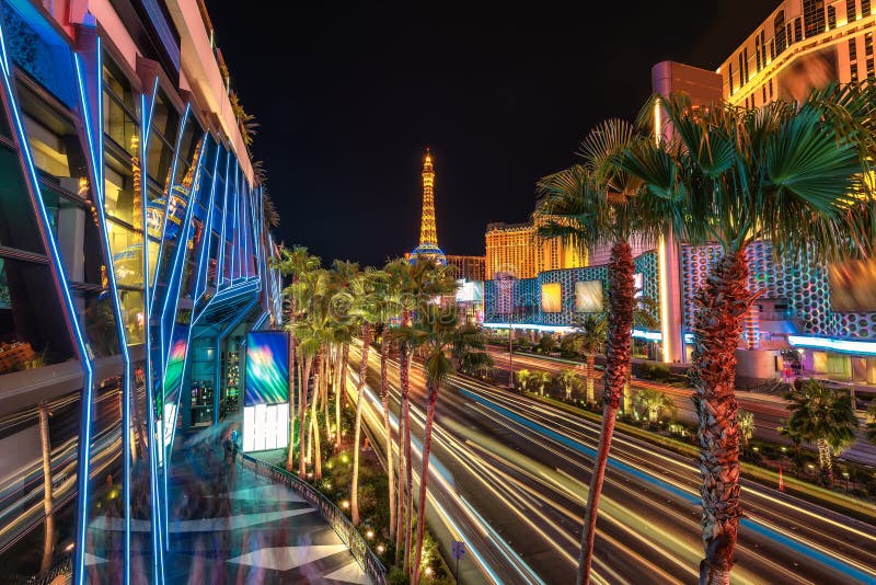 Obdziera iluminację, drzewka palmowe i kasyno w Las Vegas nocy, zdjęcia royalty free Obdziera iluminację, drzewka palmowe i kasyno w Las Vegas nocy, zdjęcia royalty free