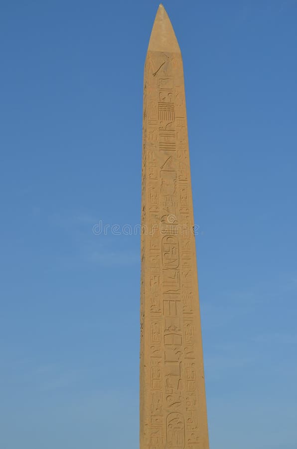 Obelisco con escrituras contra el cielo azul en Egipto antiguo imagenes de archivo Obelisco con escrituras contra el cielo azul en Egipto antiguo imagenes de archivo
