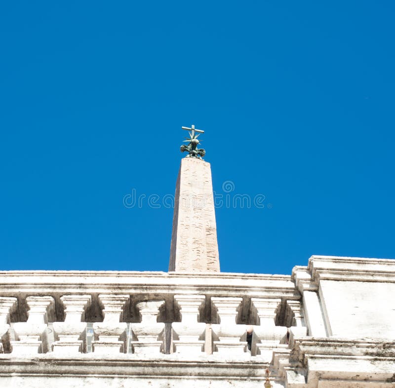 Obelisco egípcio em Praça di Spagna em Roma fotos de stock Obelisco egípcio em Praça di Spagna em Roma fotos de stock
