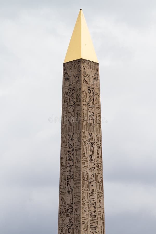 Obelisco egípcio Paris