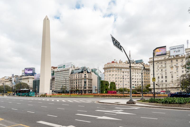 Obelisk i Avinguda 9 de Julio i Buenos Aires, Argentina royaltyfri fotografi Obelisk i Avinguda 9 de Julio i Buenos Aires, Argentina royaltyfri fotografi