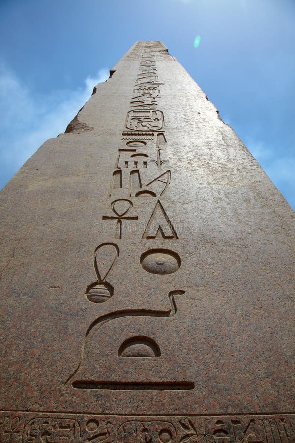 Obelisk no templo de Karnak