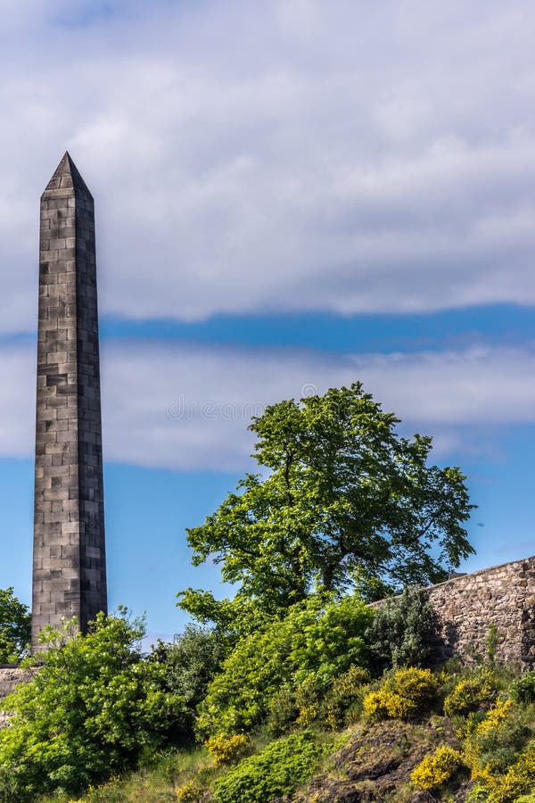 Obelisk på den gamla Calton arresten, Edinburg, Skottland, UK arkivbild Obelisk på den gamla Calton arresten, Edinburg, Skottland, UK arkivbild