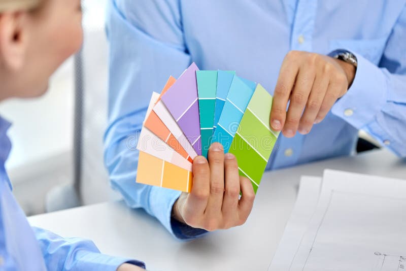 Oben vom Designerteam eng mit Plan funktioniert stockfoto