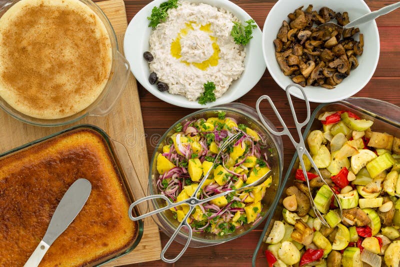 Obenliegende Ansicht der Familienmahlzeit stellte auf Picknicktisch ein stockfotografie Obenliegende Ansicht der Familienmahlzeit stellte auf Picknicktisch ein stockfotografie