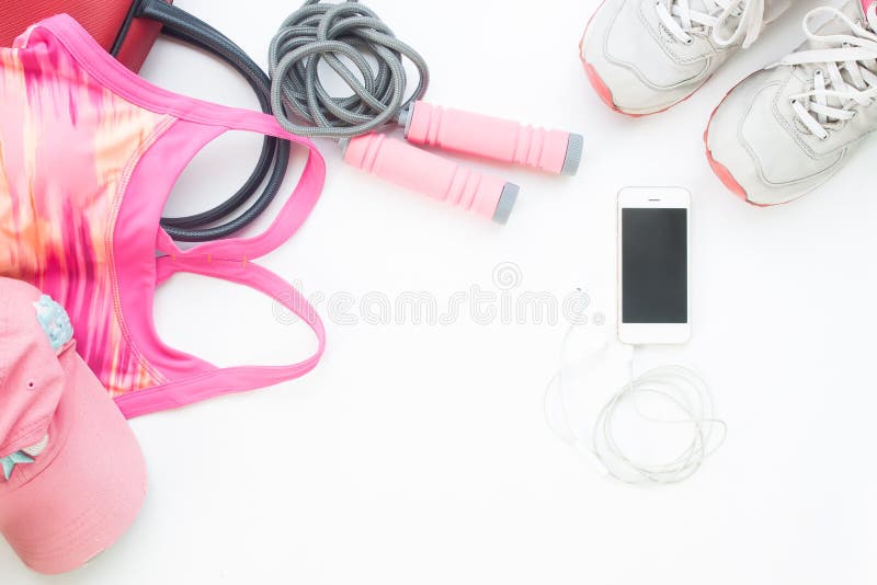 Obenliegende Ansicht des Mobiltelefons mit Sport-BH, -abstand und -Seilspringen stockfotos Obenliegende Ansicht des Mobiltelefons mit Sport-BH, -abstand und -Seilspringen stockfotos