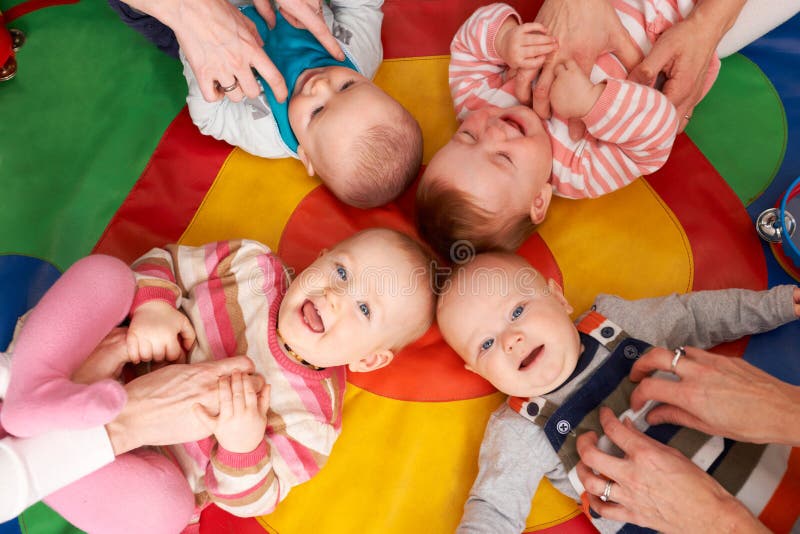 Obenliegende Ansicht von den Babys, die Spaß an der Kindertagesstätte Playgroup haben lizenzfreies stockfoto Obenliegende Ansicht von den Babys, die Spaß an der Kindertagesstätte Playgroup haben lizenzfreies stockfoto
