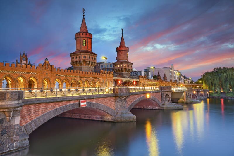 Imagen de puente en berlina, durante atardecer.