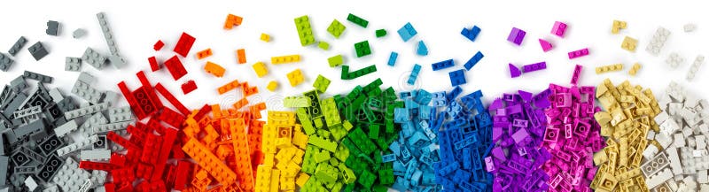 Obere Ansicht von breiten Stapel verschiedene bunte Regenbogenfarben stapelbare Plastikspielzeug-Steine isoliert weißen Panoramabl