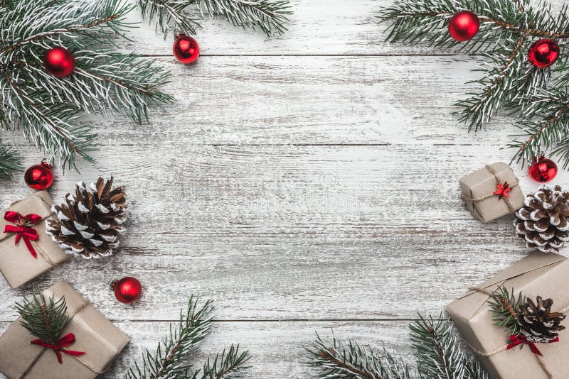 Obere, Draufsicht, eines Weihnachtsgeschenks auf einem hölzernen rustikalen Hintergrund