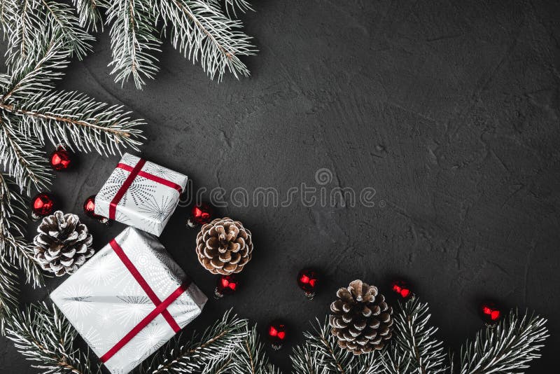 Oberleder oben Draufsicht der Kiefer, Immergrün und der Weihnachtsroten Glasspielwaren, stellt sich auf Steinhintergrund dar stockfotografie Oberleder oben Draufsicht der Kiefer, Immergrün und der Weihnachtsroten Glasspielwaren, stellt sich auf Steinhintergrund dar stockfotografie