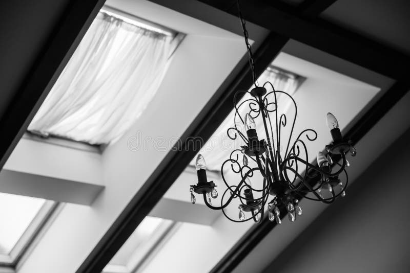 Neues Rotes Metalldach Mit Oberlichtern Im Regen Stockbild - Bild von