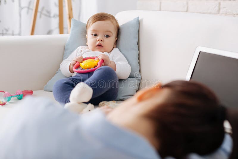 Oberoende aktiv mamma som evakueras från att arbeta fotografering för bildbyråer Oberoende aktiv mamma som evakueras från att arbeta fotografering för bildbyråer