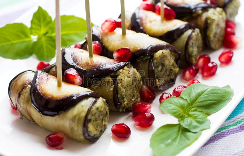Oberżyn rolki z dokrętkami Wyśmienicie starter smażący aubergines z dokrętkami, ziele i granatowów ziarnami, obraz royalty free Oberżyn rolki z dokrętkami Wyśmienicie starter smażący aubergines z dokrętkami, ziele i granatowów ziarnami, obraz royalty free