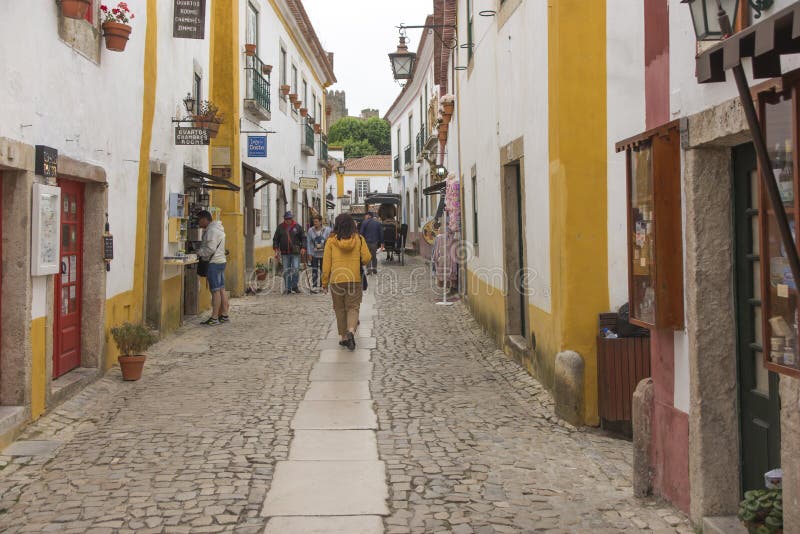 Obidos, Portugal, am 15. Juni 2018: Die schmale Straße vom alten zu stockfoto Obidos, Portugal, am 15. Juni 2018: Die schmale Straße vom alten zu stockfoto